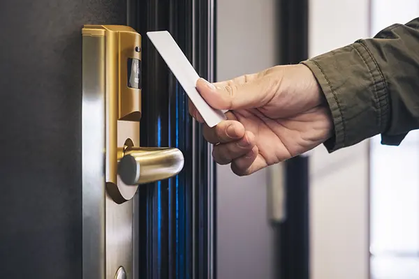how do hotel key cards work